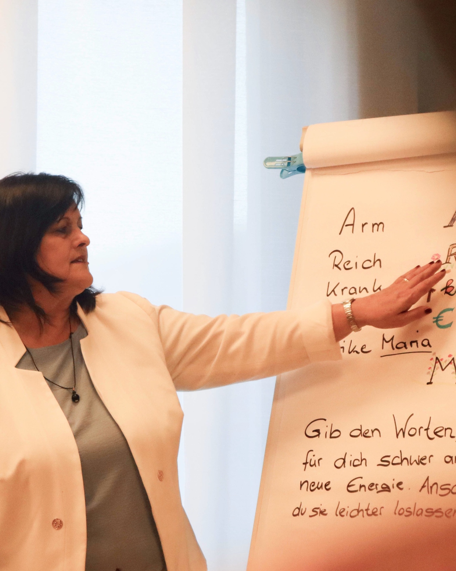 Ulrike Frommknecht im Seminar am Flipchart